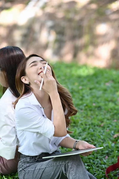 Fröhlich Asiatisch Frau Sitting Mit Sie Freund Die Park — Stockfoto