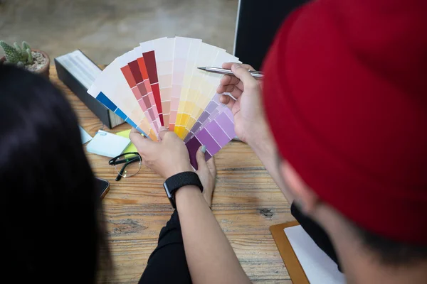 Twee Jonge Grafisch Ontwerper Kiezen Kleuren Voor Nieuw Project Creatief — Stockfoto
