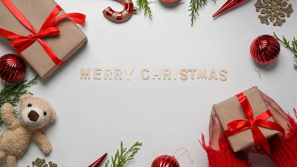 Handgemaakte Geschenken Kerst Ornamenten Sparren Takken Witte Achtergrond Kerst Nieuwjaarsconcept — Stockfoto