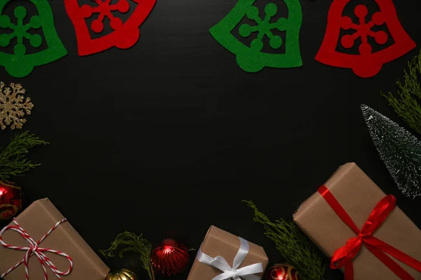 Kerst Ornamenten Geschenkdozen Dennenappel Donkere Achtergrond — Stockfoto