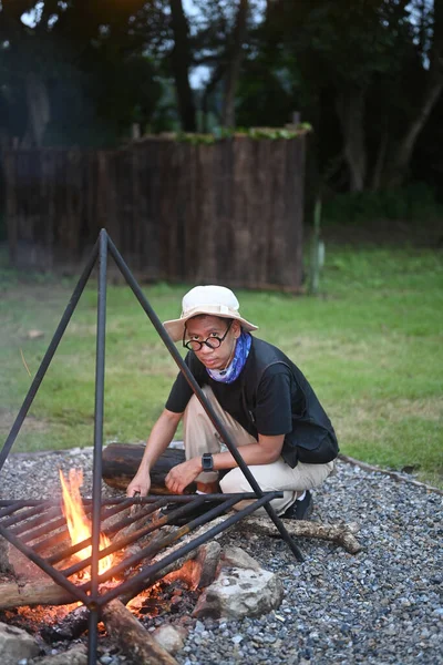 Jeune Homme Voyageur Faire Feu Joie Près Des Tentes Camping — Photo