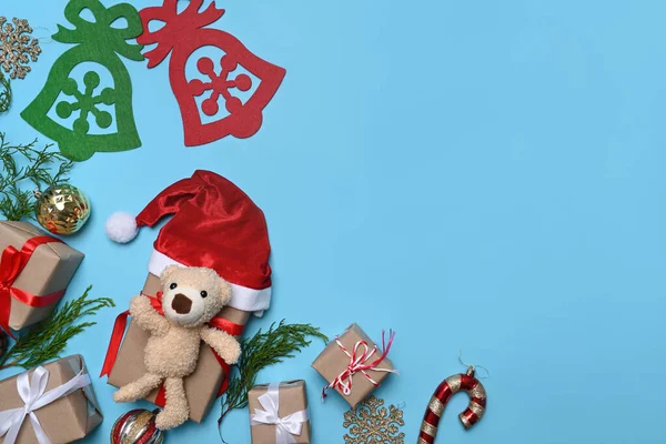 Teddy Beer Dennenboom Tak Kerst Ornamenten Geschenkdozen Blauwe Achtergrond — Stockfoto