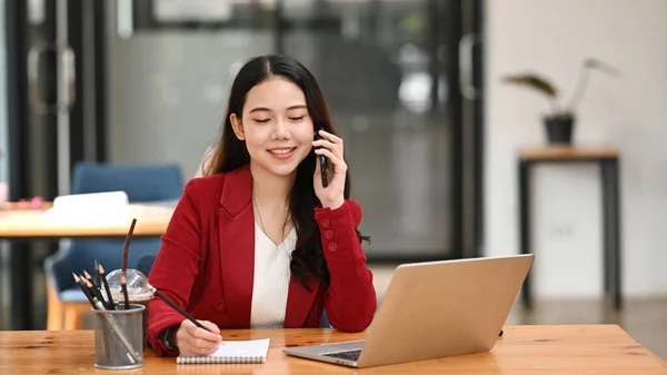 Atraente Asiático Empresária Falando Celular Trabalhando Com Computador Portátil — Fotografia de Stock