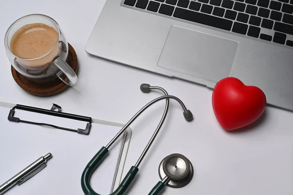 ノートパソコン クリップボード 聴診器 白い背景に赤いハート 健康保険の概念 — ストック写真