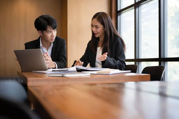 Deux Collègues Affaires Discutent Ensemble Plan Stratégique Bureau — Photo