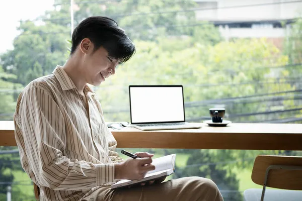 Sonriente Joven Asiático Sentado Oficina Brillante Escribir Una Nueva Idea — Foto de Stock