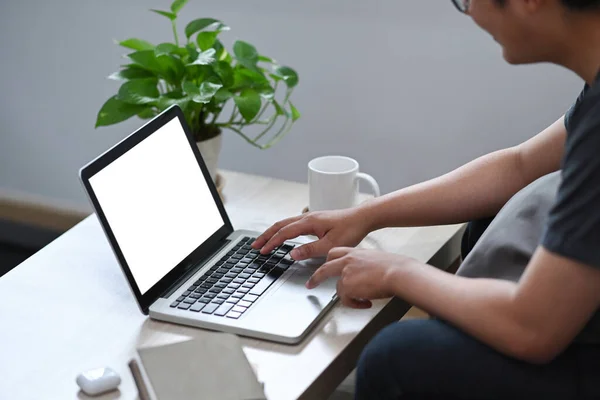 Ung Man Surfa Internet Med Bärbar Dator Hemma — Stockfoto