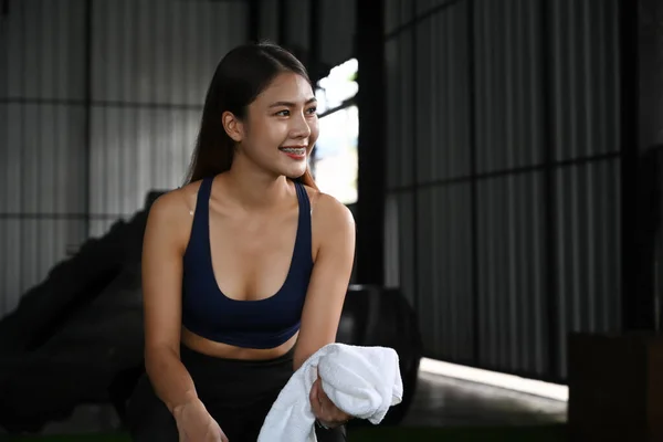Vacker Asiatisk Kvinna Tar Paus Efter Träningen Gymmet — Stockfoto