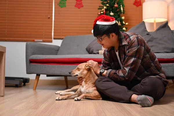 Homem Chapéu Santa Brincando Com Seu Cão Sala Estar — Fotografia de Stock