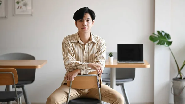 Fiducioso Giovane Uomo Asiatico Imprenditore Seduto Ufficio Luminoso Guardando Fotocamera — Foto Stock