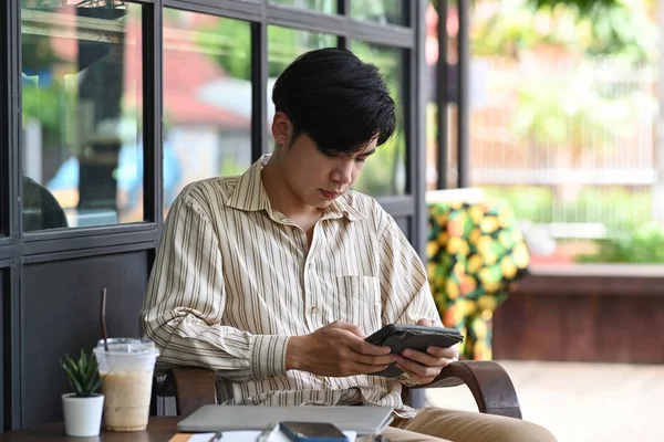 카페에 디지털 태블릿을 사용하는 아시아 — 스톡 사진