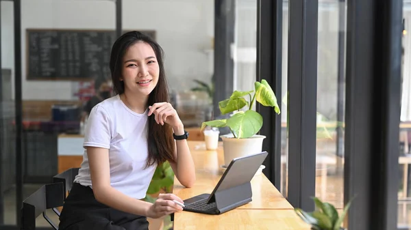 魅力的な若いアジアの女性がコンピュータタブレットでオンラインで作業 — ストック写真