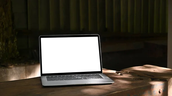 Laptop Bilgisayarını Dışarıdaki Ahşap Masaya Boş Ekran Ile Yapıştır — Stok fotoğraf