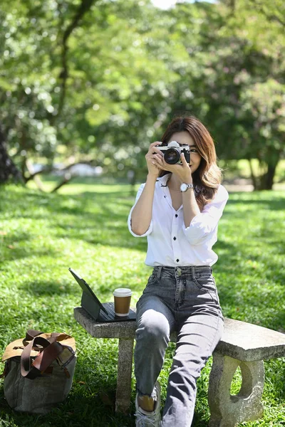 Joven Mujer Asiática Sentada Banco Tomando Fotos Con Cámara Digital —  Fotos de Stock