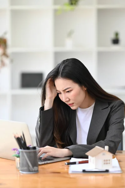 Κουρασμένη Ασιάτισσα Επιχειρηματίας Που Αισθάνεται Απογοητευμένη Από Επιχειρηματικό Πρόβλημα Άγχος — Φωτογραφία Αρχείου