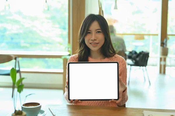 Sorridente Donna Asiatica Possesso Mostrando Tablet Digitale Con Schermo Vuoto — Foto Stock