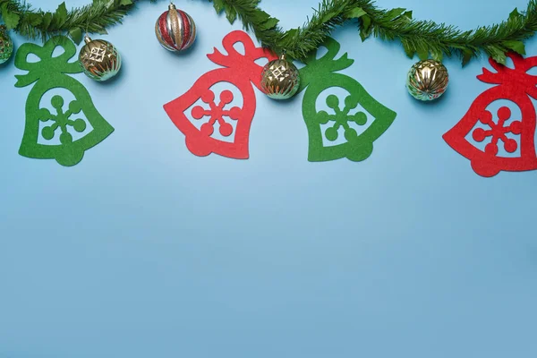 Kerst Ornamenten Sparren Takken Blauwe Achtergrond Kerst Nieuwjaarsconcept — Stockfoto