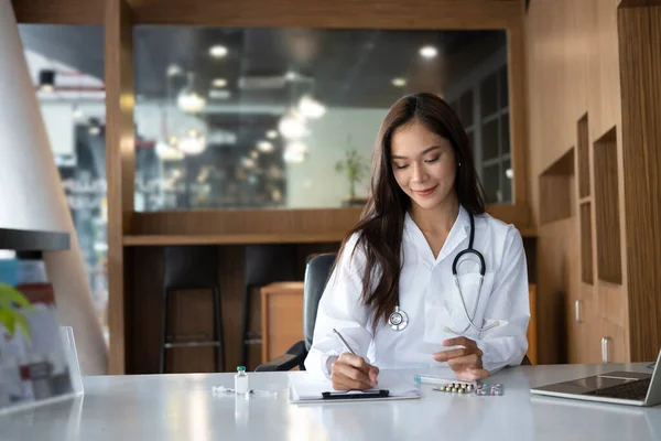 Médica Bonita Vestindo Uniforme Preenchendo Documentos Médicos — Fotografia de Stock