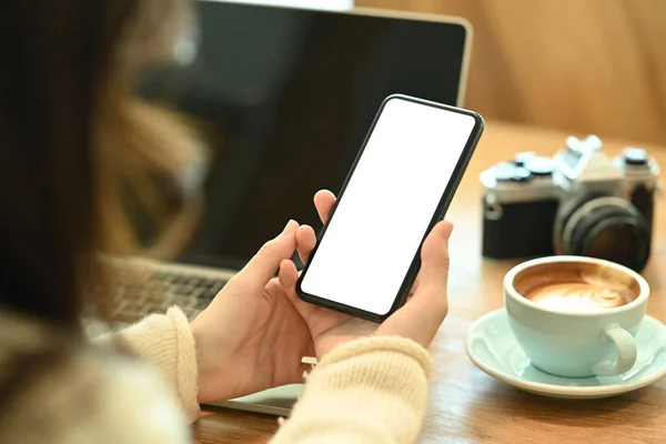 Omzunun Üzerinden Boş Ekranlı Akıllı Telefonu Tutan Genç Bir Kadının — Stok fotoğraf