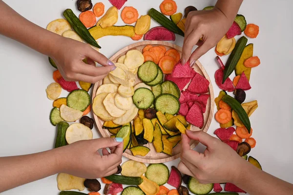 Arriba Ver Grupo Jóvenes Comiendo Mezcla Chips Verduras — Foto de Stock
