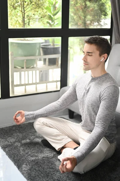 Joven Pacífico Practicando Yoga Salón — Foto de Stock