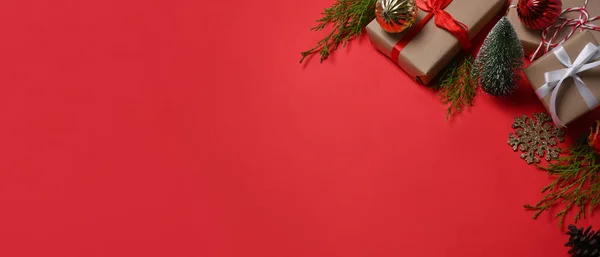 Cadeaus Dozen Kerstversiering Sparren Takken Rode Achtergrond Kopieerruimte — Stockfoto