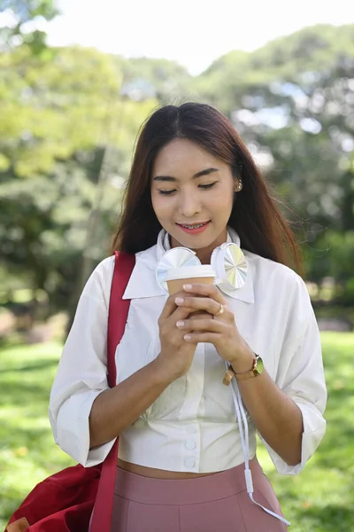 Lächelnde Asiatin Steht Park Und Trinkt Kaffee — Stockfoto