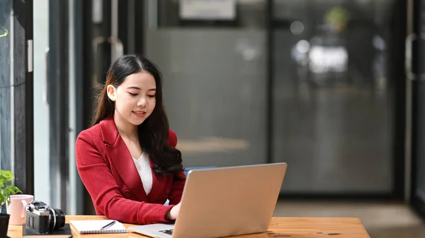 Empresária Confiante Usando Computador Portátil Mesa Escritório — Fotografia de Stock