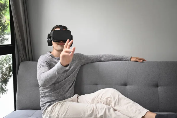 Fiatal Férfi Visel Virtuális Valóság Headset Videojáték Vagy Filmet Nézni — Stock Fotó