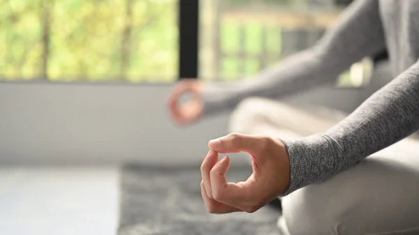 Hombre Pacífico Practicando Yoga Sala Estar Meditación Concepto Estilo Vida — Foto de Stock
