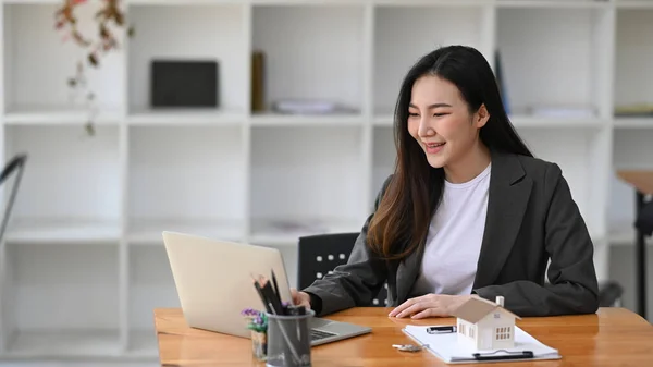 現代のオフィスに座って ラップトップコンピュータを使用して魅力的なビジネス女性 — ストック写真