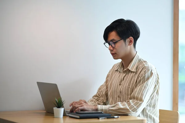 用笔记本电脑在网上工作的年轻自由职业者 — 图库照片