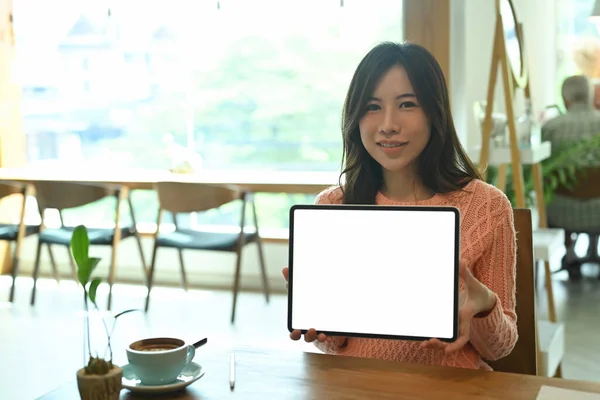 Sorridente Donna Asiatica Possesso Tablet Digitale Con Schermo Vuoto — Foto Stock