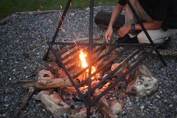 Homme Mains Faisant Feu Camp Dans Forêt — Photo