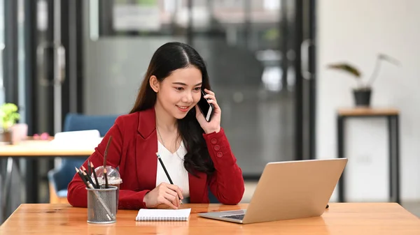 Mulher Negócios Sorrindo Verificando Informações Computador Portátil Falando Telefone Móvel — Fotografia de Stock