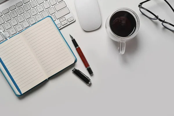 Cuaderno Vista Superior Taza Café Vasos Teclado Escritorio Oficina Blanco —  Fotos de Stock