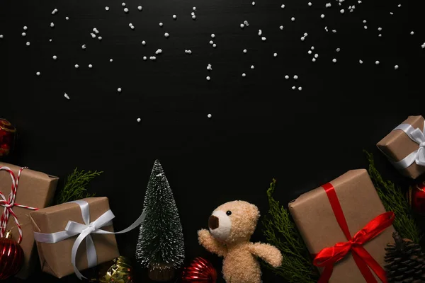 Kerstcadeaus Dozen Teddybeer Sparren Takken Decoratie Donkere Achtergrond — Stockfoto