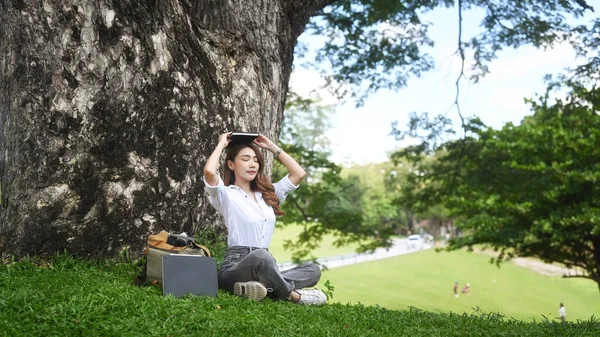 Mírumilovná Mladá Asijská Žena Sedí Pod Stromem Parku — Stock fotografie