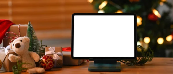 Tablet Digital Com Tela Branco Caixas Presente Natal Mesa Madeira — Fotografia de Stock