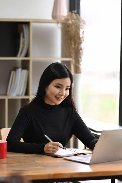 Glimlachende Jonge Vrouw Ontwerper Zitten Creatieve Werkplek Werken Met Laptop — Stockfoto