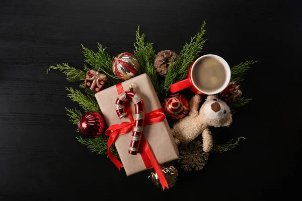 Kerstcadeau Kerstversiering Sparren Takken Zwarte Achtergrond — Stockfoto