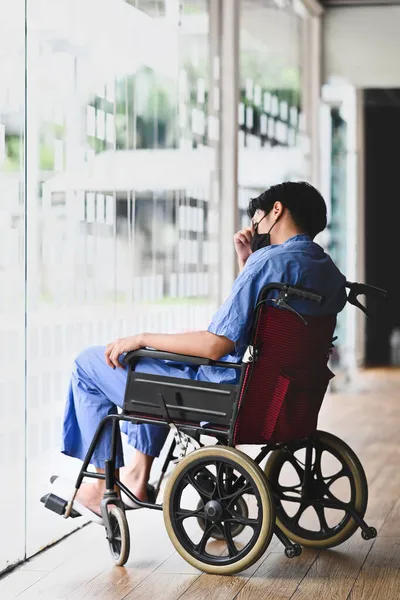 Paciente Pensativo Sentado Cadeira Rodas Sentindo Deprimido Solitário — Fotografia de Stock
