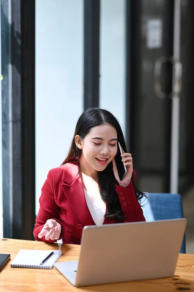 Mulher Negócios Sorrindo Usando Computador Portátil Falando Telefone Celular Seu — Fotografia de Stock