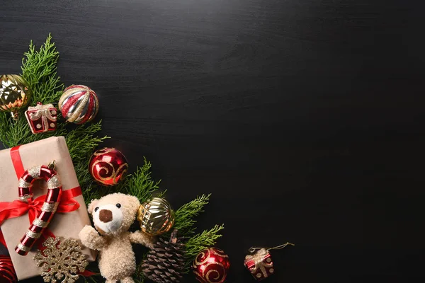 Kerstcompositie Geschenkdozen Dennenboomtakken Teddybeer Zwarte Achtergrond — Stockfoto