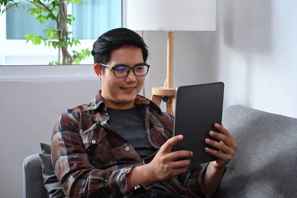 Asiatisk Man Sitter Soffan Och Surfa Internet Med Digital Tablett — Stockfoto