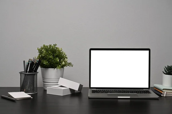 Mock Laptop Białym Wyświetlaczem Czarnym Stole Biurze Domu — Zdjęcie stockowe