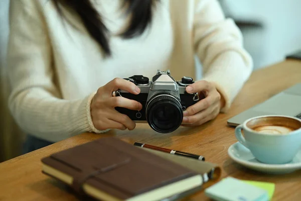 Cortado Tiro Mujer Suéter Ajustes Cámara Retro —  Fotos de Stock