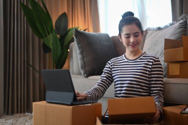 Ev ofisinde çalışan mutlu Asyalı kadın küçük işletme sahibi. Başlangıçta küçük işletme KOBİ kavramı.