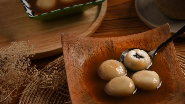 Zencefilli çorbaya susamlı hamur tatlısı koy..