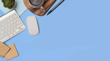 Bir fincan kahve, klavye ve mavi arka planda yapışkan notalar..